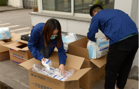 【上汽紅巖】新聞稿-上汽紅巖愛心護(hù)童心 向多所紅巖小學(xué)捐贈(zèng)口罩-20200425508.png